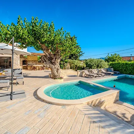 My Dalmatia - Authentic Dumina With Private Heated Pool And Sauna 펜션 Sukošan